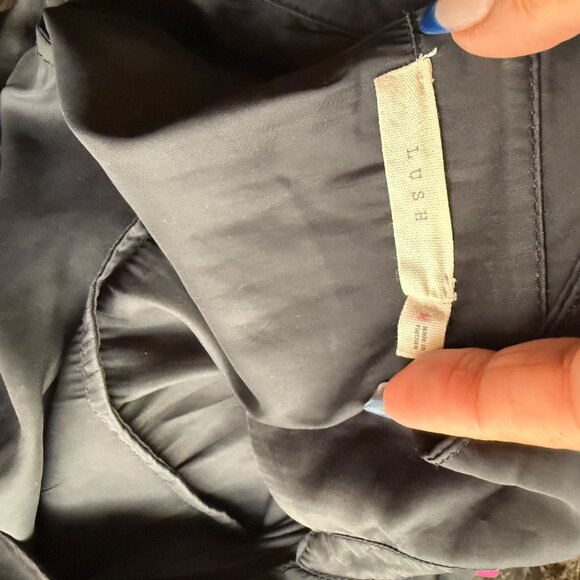 Lush Womens Black Long-Sleeve Silky Blouse With Pockets Button Cuffs & Collared - Picture 5 of 6